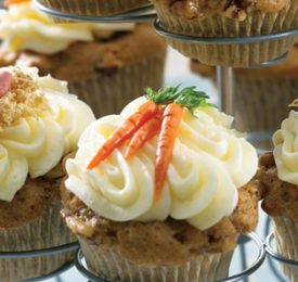 Petits gâteaux aux carottes et aux noix avec glaçage à la crème au beurre et au citron