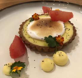 Tarte à l’orange et vanille, suprême de pamplemousse rouge et meringue à la coriandre