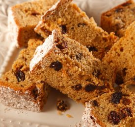 Carrés de pain aux patates douces et aux raisins secs